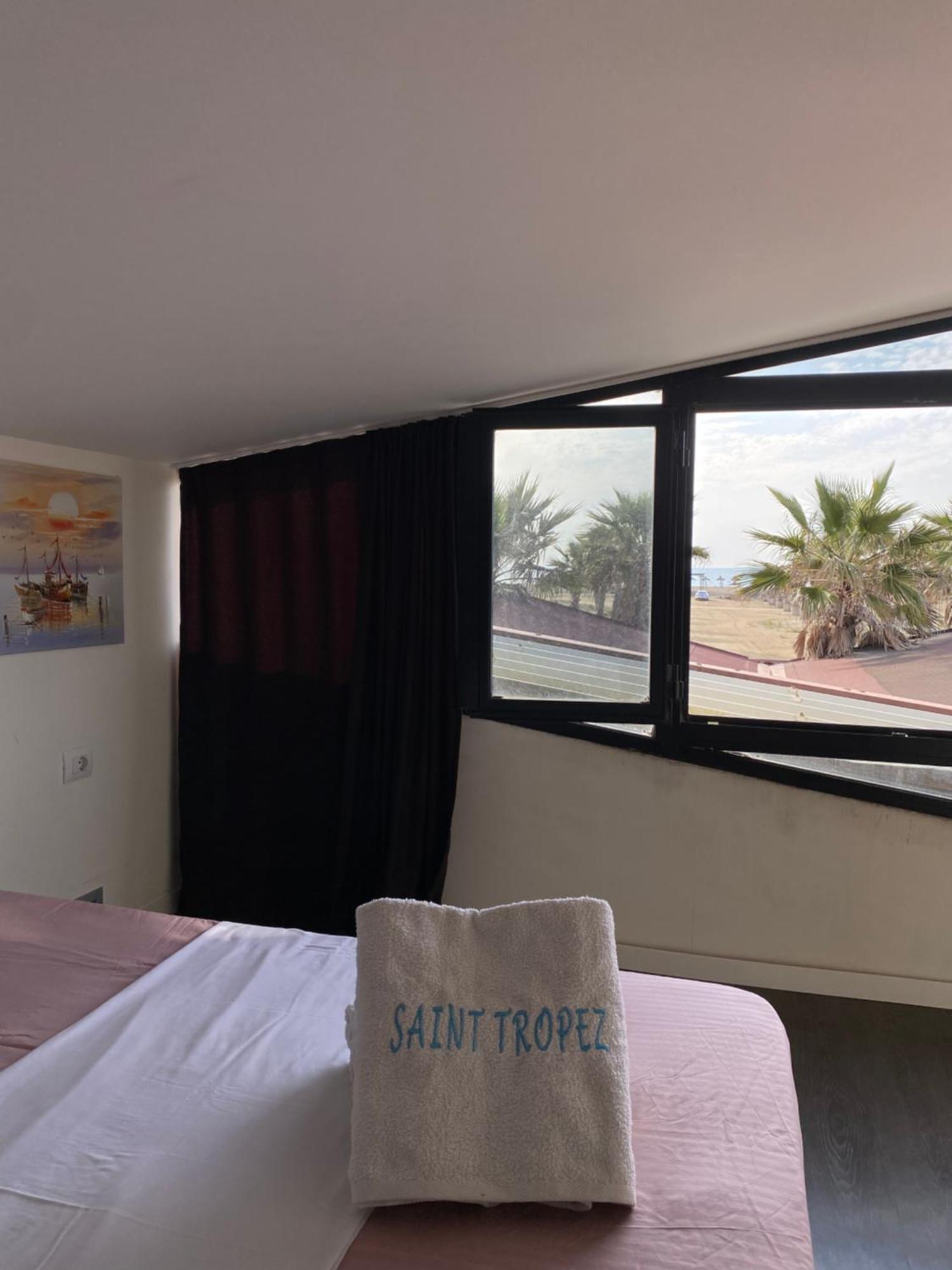 Saint Tropez Durres Hotel Bisht Kamez Bagian luar foto